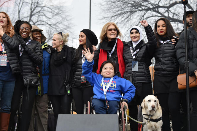 Gloria Steinem (écharpe rouge) et d’autres militantes et militants, lors de la Marche des femmes, à Washington, le 21 janvier 2017.
