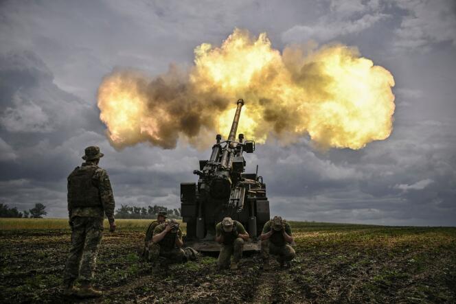 Un cañón César suministrado por Francia, utilizado por soldados ucranianos contra los rusos, en Ucrania, en junio de 2022. 