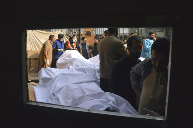 Des personnes identifient le corps de leurs proches, tués dans l’attentat suicide à l’intérieur d’une mosquée, dans un hôpital, à Peshawar (Pakistan), le 30 janvier 2023.