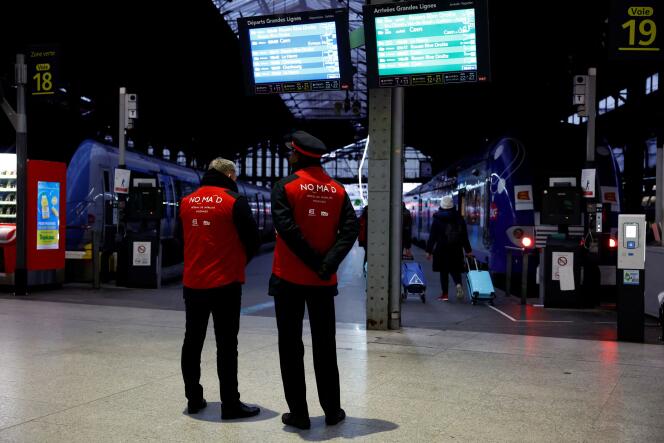 Des agents de la SNCF à la gare Saint-Lazare, à Paris, lors de la manifestation du mardi 31 janvier 2023 contre la réforme des retraites.