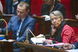 Olivier Dussopt, ministre du travail, et Elisabeth Borne, la première ministre, à l’Assemblée nationale, à Paris, le 31 janvier 2023.