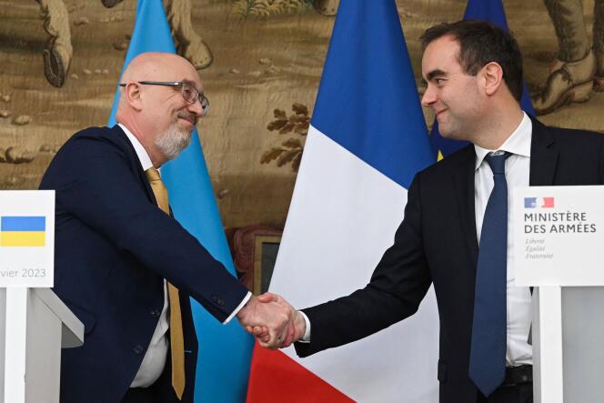 Oleksii Reznikov, le ministre ukrainien de la défense, et Sébastien Lecornu, le ministre français des armées, à Paris, le 31 janvier 2023.