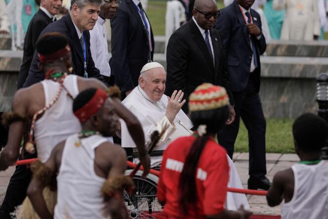 El Papa Francisco (centro) a su llegada al Aeropuerto Internacional de Ndjili en Kinshasa, República Democrática del Congo (RDC), el 31 de enero de 2023.