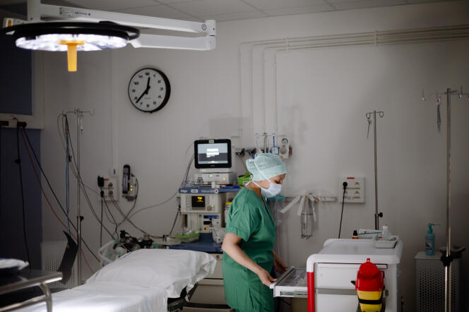 La Dr. B., 39 ans, gynécologue obstétricienne algérienne et stagiaire associée au centre hospitalier de Soissons, vérifie le matériel avant une intervention au bloc opératoire, le 5 avril 2022. 