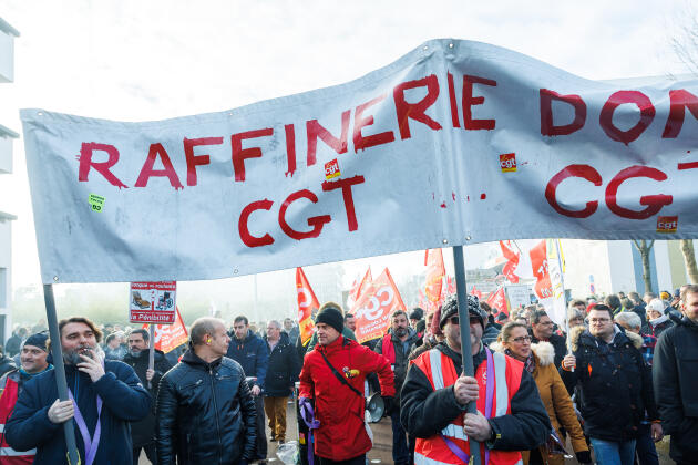 Trabajadores de la refinería de Donges y activistas de la CGT durante la manifestación en Saint-Nazaire (Loire-Atlantique) el 31 de enero de 2023.