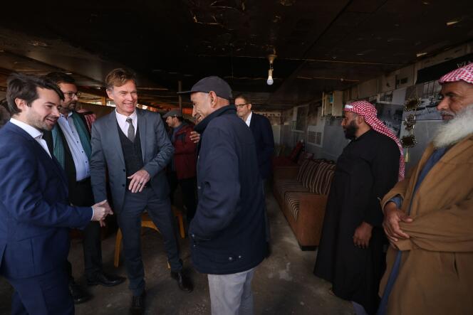 Le chef de la mission de l’Union européenne en Cisjordanie et dans la bande de Gaza, Sven Kuhn von Burgsdorff (au centre) salue les membres du village bédouin de Khan Al-Ahmar (Cisjordanie), le 30 janvier 2023.