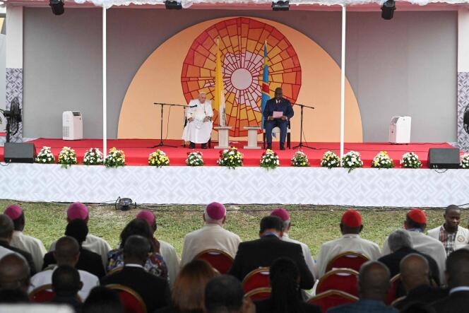 Pope Francis (L on stage) and President of the Democratic Republic of the Congo (DRC) Felix Tshisekedi (R on stage) wait to address attendees at the Palais de la Nation in Kinshasa, Democratic Republic of Congo (DRC), on January 31, 2023. Pope Francis landed in the Democratic Republic of Congo, hailing his beautiful trip to Africa as he comes bearing a message of peace to the conflict-torn nation, before heading to troubled neighbour South Sudan. (Photo by Tiziana FABI / AFP)