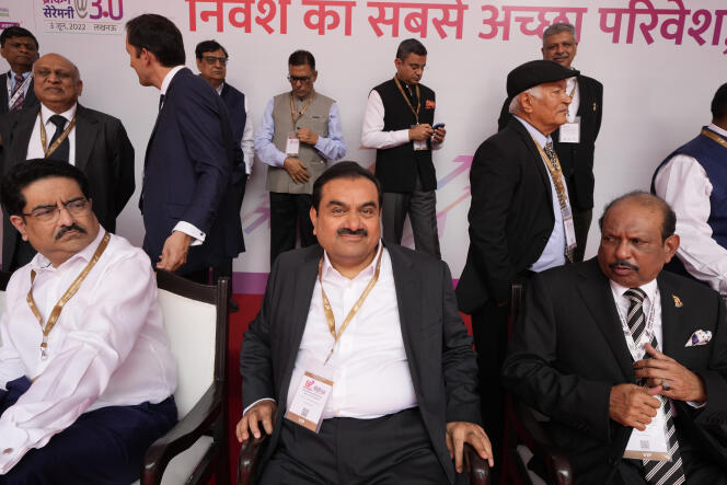 L’industriel Gautam Adani, au centre, lors de la cérémonie d’inauguration du UP Investors Summit, à Lucknow, dans l’Etat de l’Uttar Pradesh (Inde), le 3 juin 2022.
