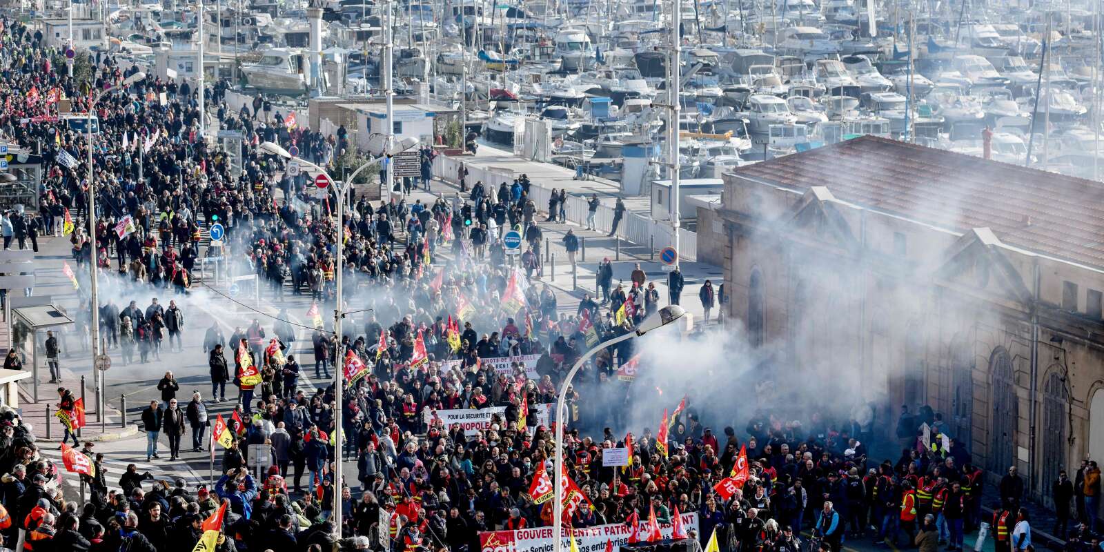 La préfecture annonce 40 000 manifestants à Marseille le 31 janvier, alors qu’elle en avait comptabilisé 26 000, le 19 janvier. 