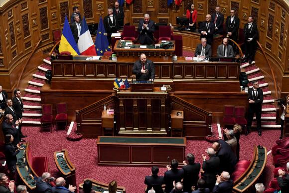 Le président du Parlement ukrainien, Ruslan Stefanchuk, est applaudi par les sénateurs français, à Paris, le 1er février 2023.