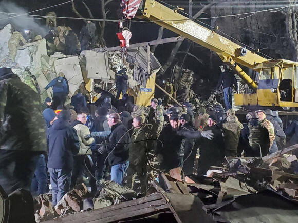 Des secouristes s’affairent dans les décombres d’un immeuble touché par un missile russe, à Kramatorsk, dans l’est de l’Ukraine, mercredi 1er février 2023.