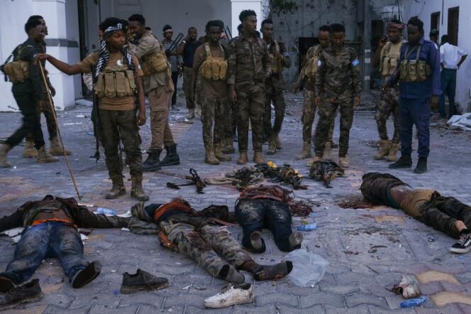 En Mogadiscio, tras el ataque al ayuntamiento, los cuerpos sin vida de los insurgentes de Chabab asesinados por los soldados somalíes, el 22 de enero de 2023.