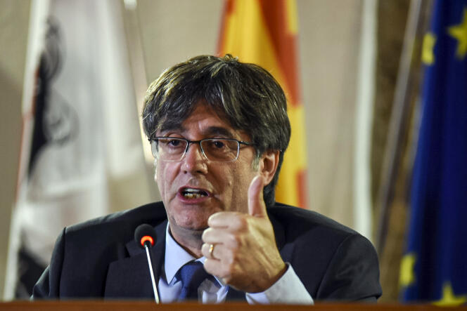 El líder separatista catalán Carles Puigdemont habla con los medios de comunicación tras la primera audiencia sobre su orden de detención europea, en Alghero (Italia), el 4 de octubre de 2021.