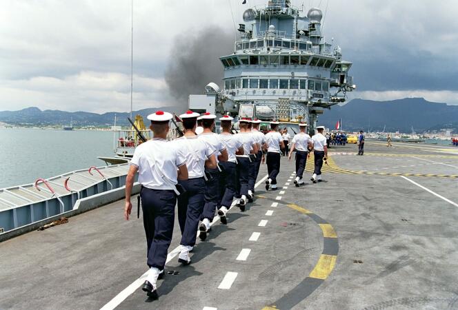 Derniers exercices militaires à bord du « Foch » en mer Méditerranée, en juin 2000.