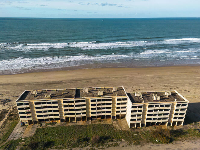 « Il y avait une dune, une longue plage, encore un peu de sable, et l’océan » : en Gironde, les dernières heures de l’immeuble Signal