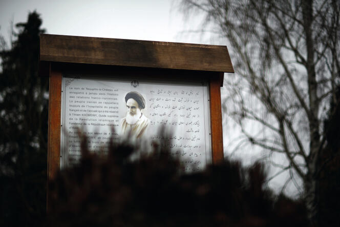 Le panneau attestant du lien entre l’ayatollah Khomeyni et la commune de Neauphle-le-Château, dans les Yvelines, où il a passé ses derniers mois d’exil en 1979, photographié en janvier 2019.