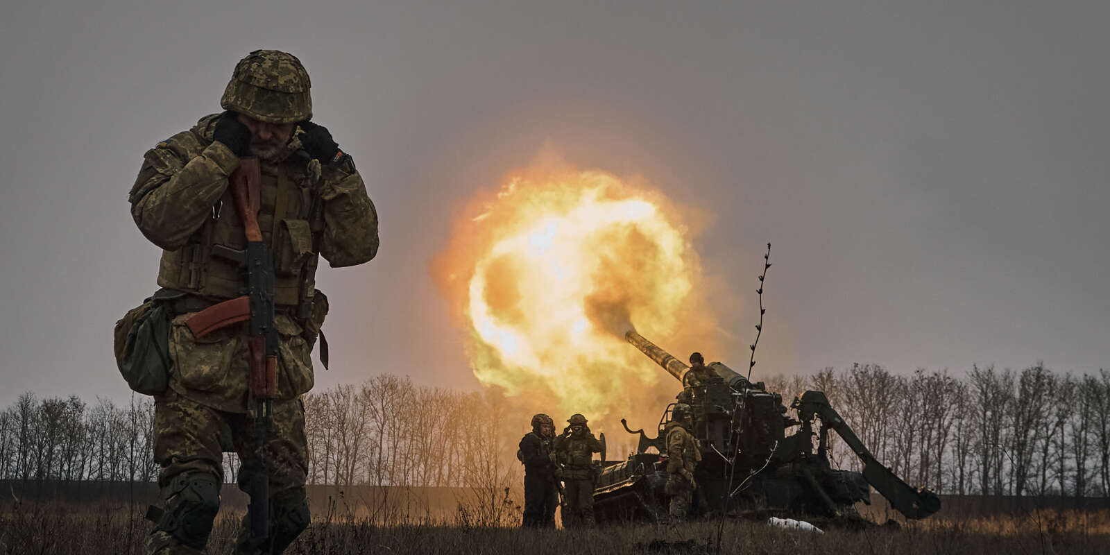 Des soldats ukrainiens tirent un système d’artillerie Pion sur des positions russes près de Bakhmut, dans la région de Donetsk, en Ukraine, le vendredi 16 décembre 2022.