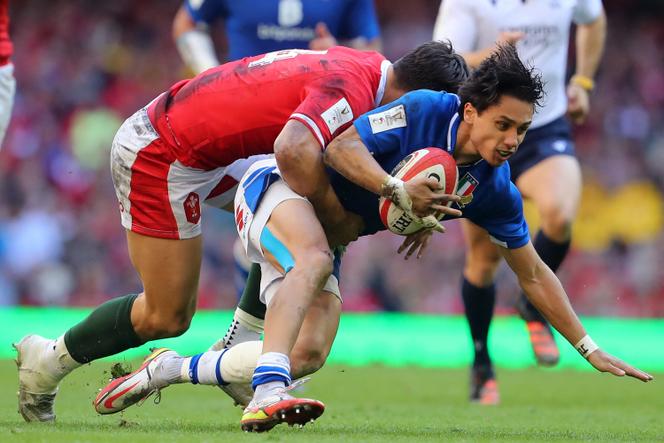 L'arrière latéral italien Ange Capuozzo (à droite), taclé par l'ailier gallois Louis Rees-Zammit, lors du match du Tournoi des Six Nations entre le Pays de Galles et l'Italie, à Cardiff, le 19 mars 2022. 