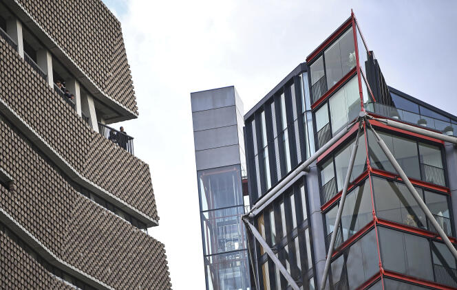 Une terrasse de la Tate Modern Gallery ouverte aux visiteurs (à gauche) donne sur une tour d’habitation (à droite). A Londres, le 2 février 2023.