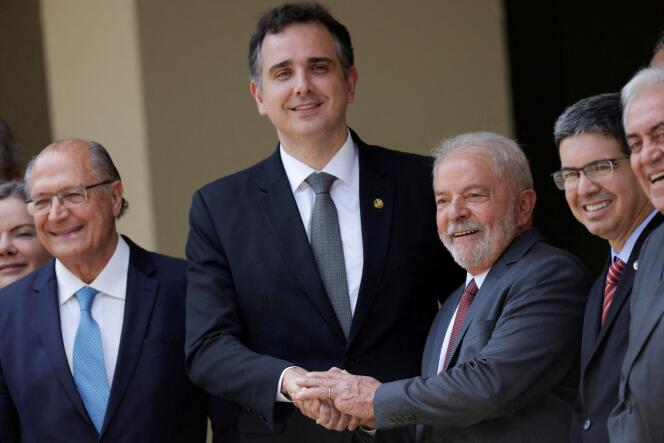 Le président du Sénat brésilien, Rodrigo Pacheco, au côté de Lula, à Brasilia, en novembre 2022.