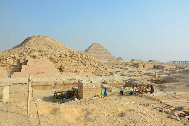 La zone de fouilles du projet des tombes de Saqqara, en Egypte, avec les pyramides d’Ounas et de Djoser (au second plan), en octobre 2022. 