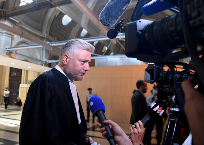 Xavier Nogueras, habla con la prensa fuera de la sala del tribunal el primer día del juicio por los ataques yihadistas del 13 de noviembre en París, el 8 de septiembre de 2021. 