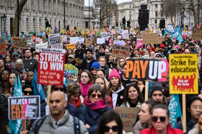 Des enseignants manifestent à Londres, le 1er février 2023.