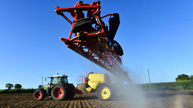 A farmer sprays Roundup 720 containing glyphosate on a corn field in Piacé (Sarthe), in May 2018.
