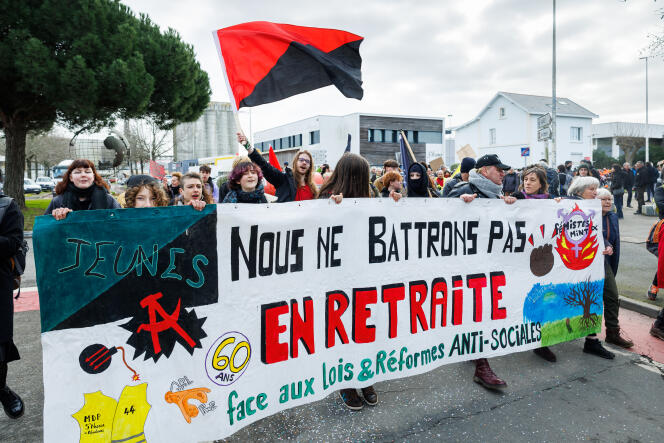 Jeunes militants pendant la manifestation contre la réforme des retraites dans les rues de Saint-Nazaire (Loire-Atlantique) le mardi 31 janvier.