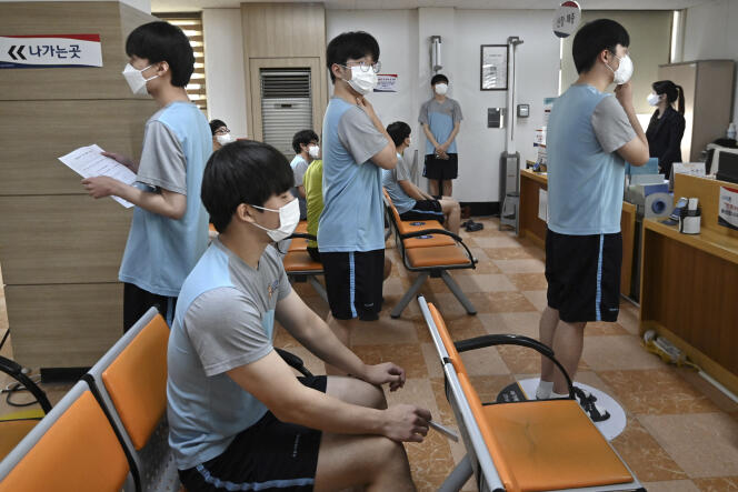 De jeunes Sud-Coréens passent des examens médicaux d’aptitude au service militaire, à Séoul, le 1er février 2023.