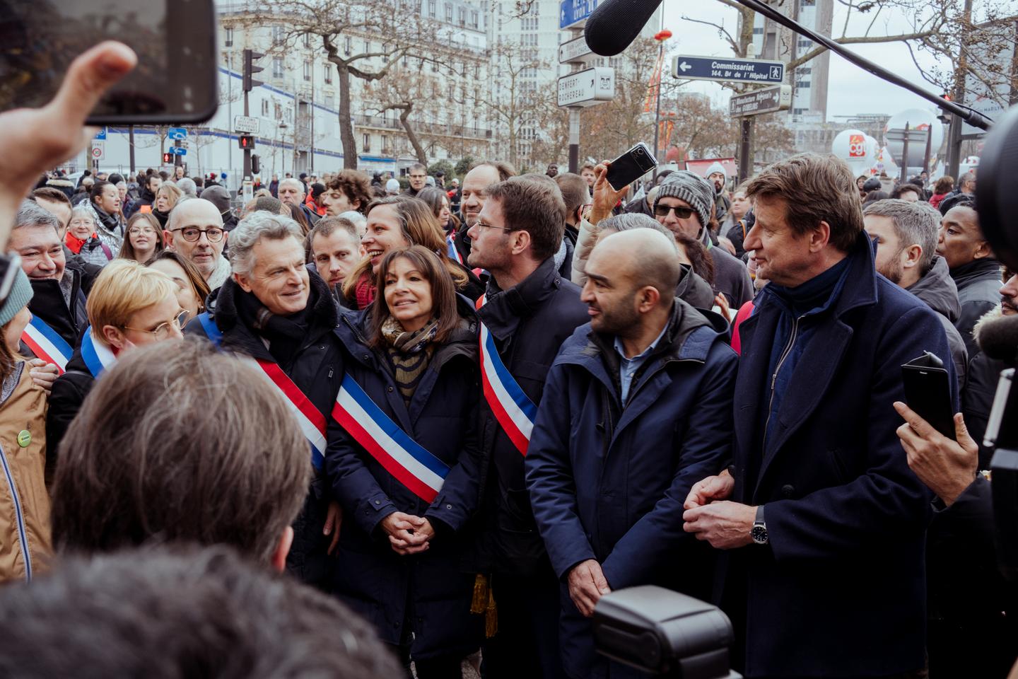Más de una veintena de alcaldes de izquierda, entre ellos Anne Hidalgo, cuestionan al jefe de Estado sobre las familias sin hogar