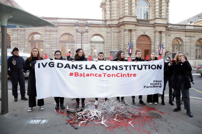 Manifestation du collectif féministe #Nous Toutes pour le droit à l’avortement, alors que le Sénat débat de la possibilité d’inclure le droit à l’avortement dans la Constitution, à Paris, le 1er février 2023. 