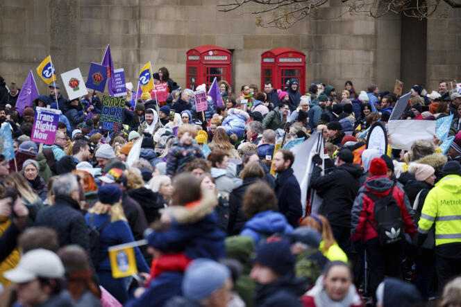 Des enseignants manifestent à Manchester, le 1er février 2023.