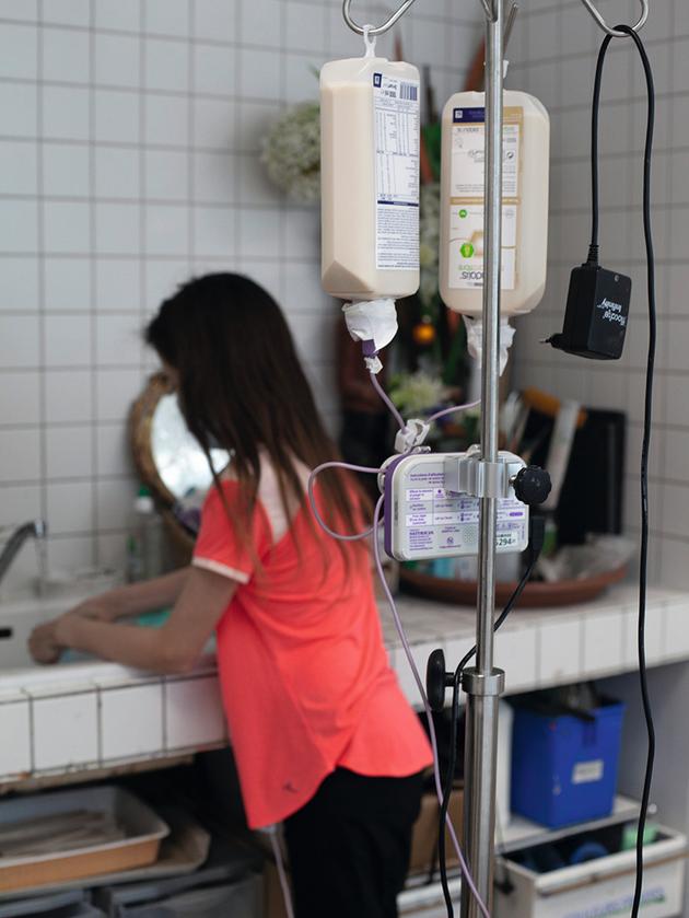 Une adolescente participe à l’un des ateliers d’arts plastiques proposés à la Maison de Solenn.