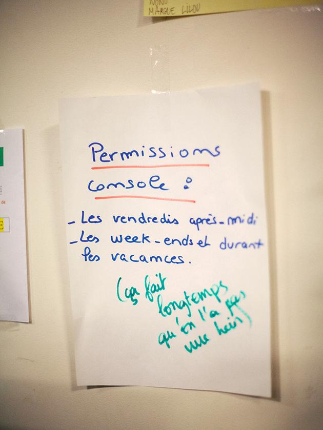Dans la salle commune de la Maison de Solenn, un panneau édictant l’une des règles en vigueur dans l’institution.