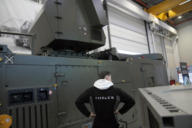 Un radar Ground Master 200 dans l’usine de Thales à Limours, le 1er février 2023.