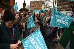 Des enseignants manifestent à Manchester, le 1er février 2023.
