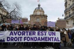 Manifestation en faveur de la constitutionnalisation du droit à l’avortement devant le Sénat, à Paris, le 1er février 2023.