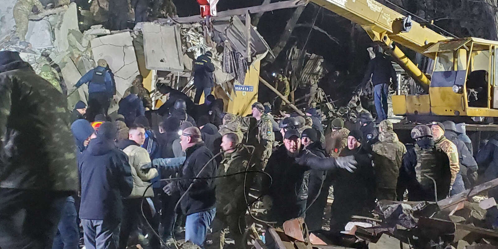 Des secouristes tentent de dégager des personnes des décombres après le tir d’un missile russe contre un immeuble d’habitation à Kramatorsk, dans l’est de l’Ukraine, le 1er février 2023.