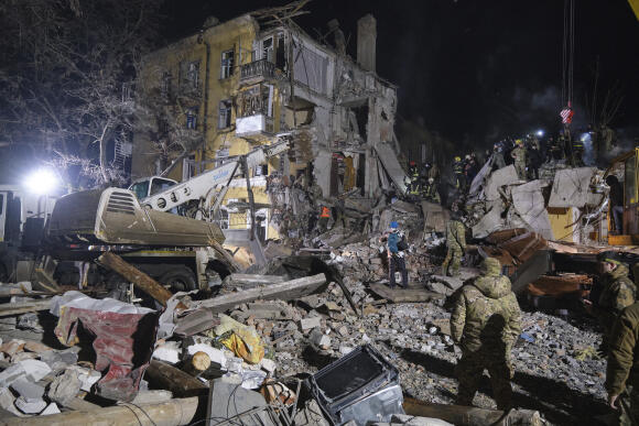 Des secouristes s’affairent dans les décombres d’un immeuble touché par un missile russe, à Kramatorsk, dans l’est de l’Ukraine, mercredi 1er février 2023.