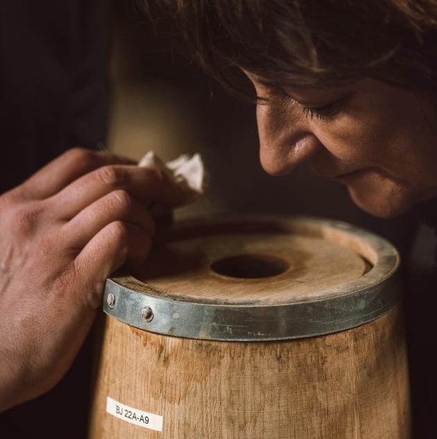 La perfumista Sophie Labbé envió una de las fragancias envejecidas en barrica a la bodega Isly el 30 de noviembre de 2022.