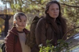 Ellie (Bella Ramsey) and Tess (Anna Torv) in the series 