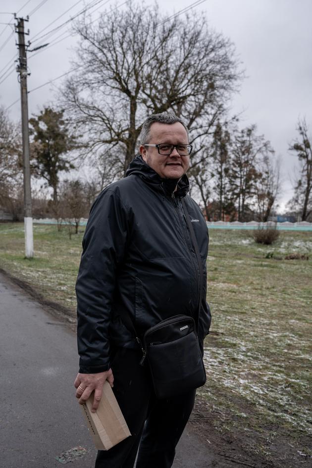 Volodymyr, 50 ans, vient chercher du maquillage pour sa femme, qui n’a pas le permis de conduire, à Yasnohorodka, en Ukraine, le 6 janvier 2023. 
