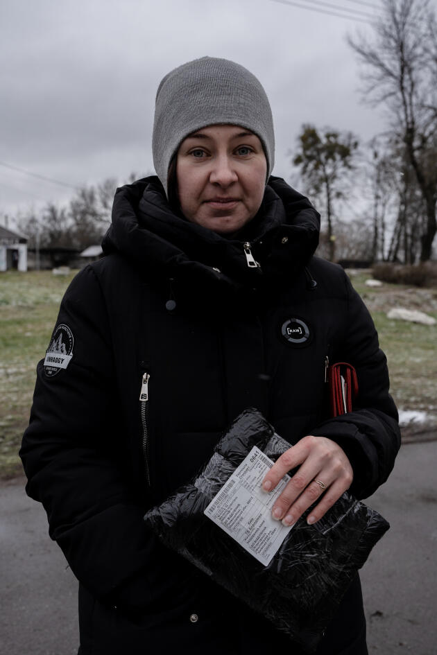 Ania, 33 ans, a réceptionné des pantalons commandés sur Internet pour ses enfants, à Yasnohorodka (Ukraine), le 6 janvier 2023. 

