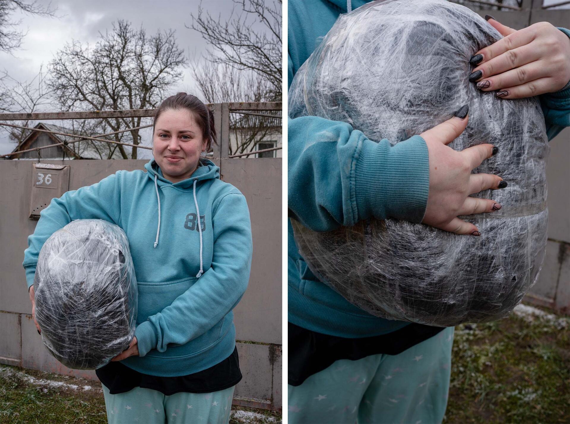 Alina, 26 ans, récupère un colis d’habits commandés par sa mère, à Yasnohorodka (Ukraine), le 6 janvier 2023. 
