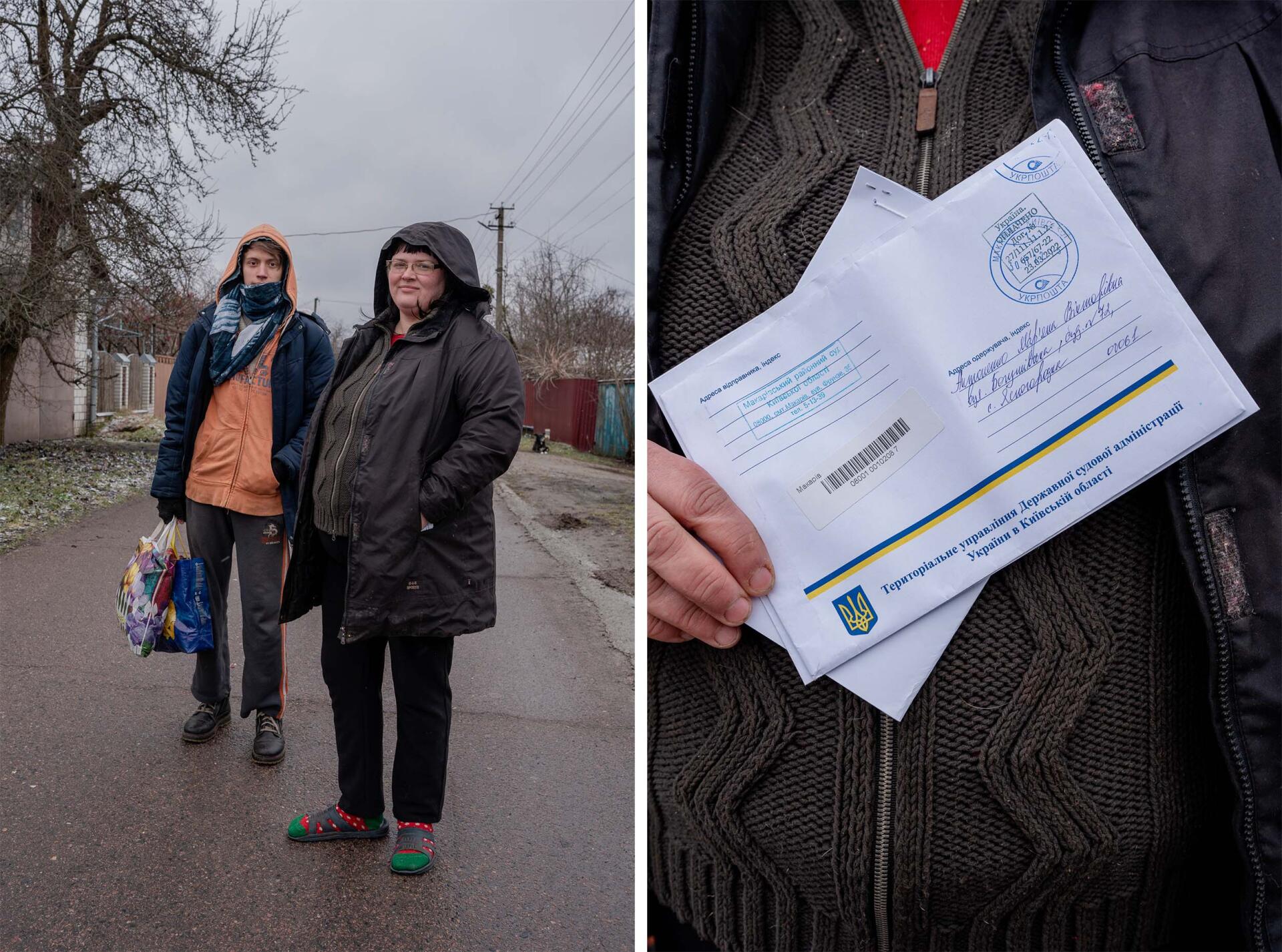 A Yasnohorodka, en Ukraine, le 6 janvier 2023. Mariana, 43 ans, et son fils Vladislav, 19 ans, attendaient une décision de justice concernant une dette contractée par la mère décédée de Mariana. 
