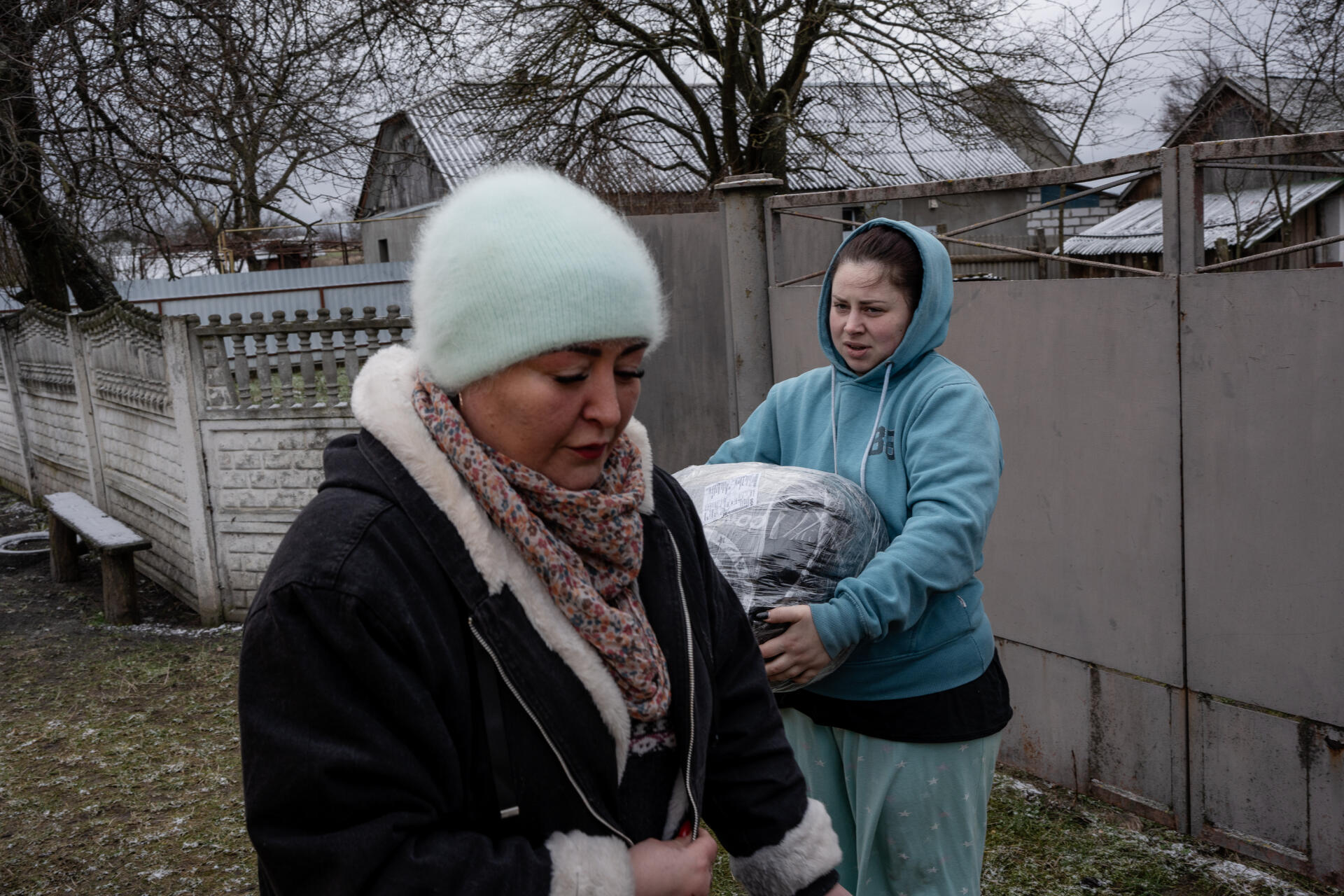 Alina, 26 ans, récupère un colis de vêtements commandés par sa mère, à Yasnohorodka (Ukraine), le 6 janvier 2023. 
