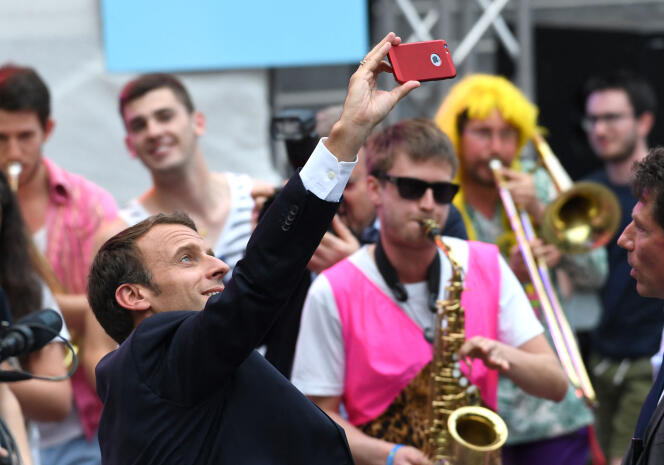 Emmanuel Macron réalisant un selfie à Aix-la-Chapelle (Allemagne), le 9 mai 2018.

