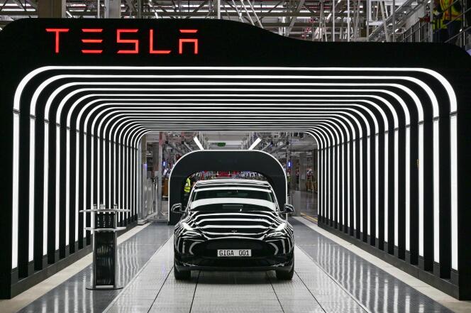 Une Tesla Y dans l’usine du constructeur à Grünheide, en banlieue de Berlin, en mars 2022. 