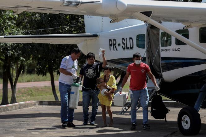 Des indigènes Yanomamis à leur arrivée en avion à Boa Vista, dans l’Etat de Roraima, au Brésil, pour être soignés, le 28 janvier 2023.